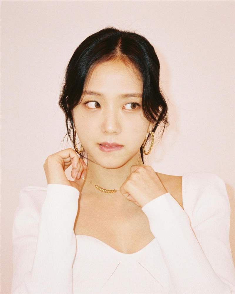 Jisoo私服珠寶手表造型特搜！「卡地亞Tank表、LOVE戒指」打造都會個性范本-復刻表