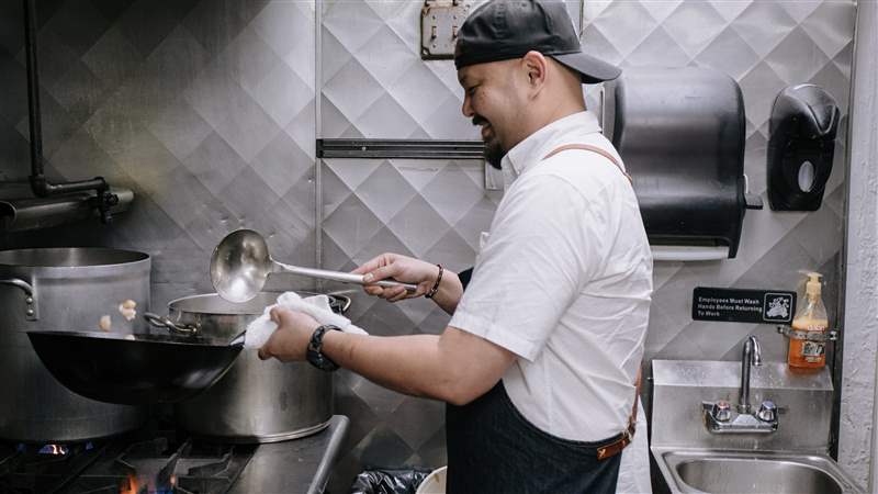 四+一“我需要一塊堅(jiān)固的手表，在電視上看起來(lái)真的很好，并且可以在泡沫中幸存下來(lái)”-復(fù)刻表