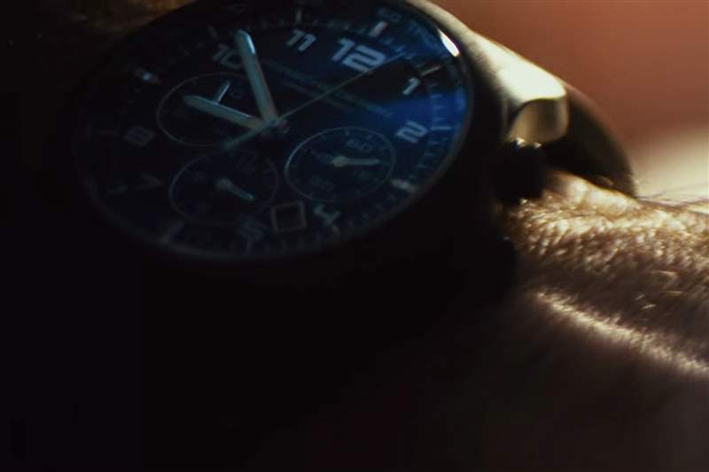看電影扎卡里·昆托（Zachary Quinto）在“追加保證金”中佩戴保時捷設計計時碼表預測金融危機-復刻表