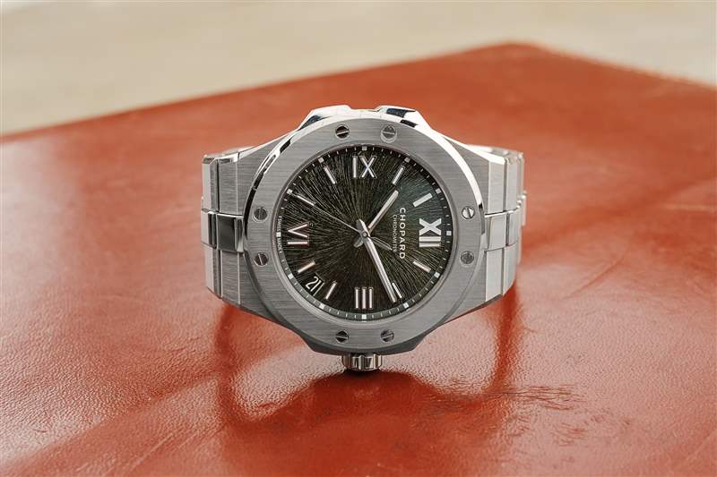 正在推出蕭邦宣布一只新的綠色高山鷹-復(fù)刻表