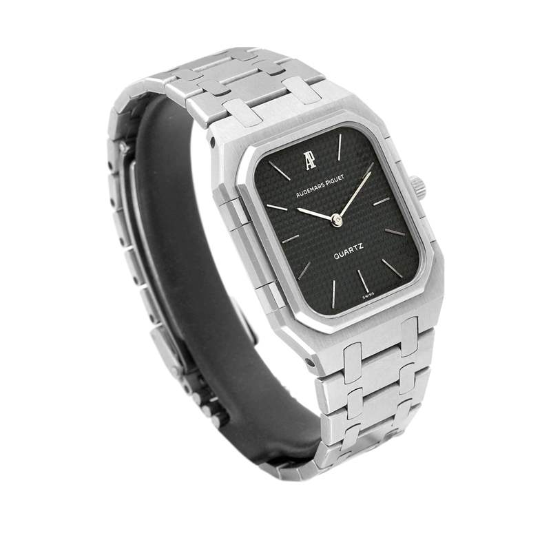 從Royal Oak 6005的例子中突顯市場對於經典設計和機械機芯的接受度還是高很多,因此6005後來也就沒沒走入歷史洪流中。(Source:sothebys) AP皇家橡樹手表竟有不同形狀長方形表殼太奇特生產10年遭叫停-復刻表