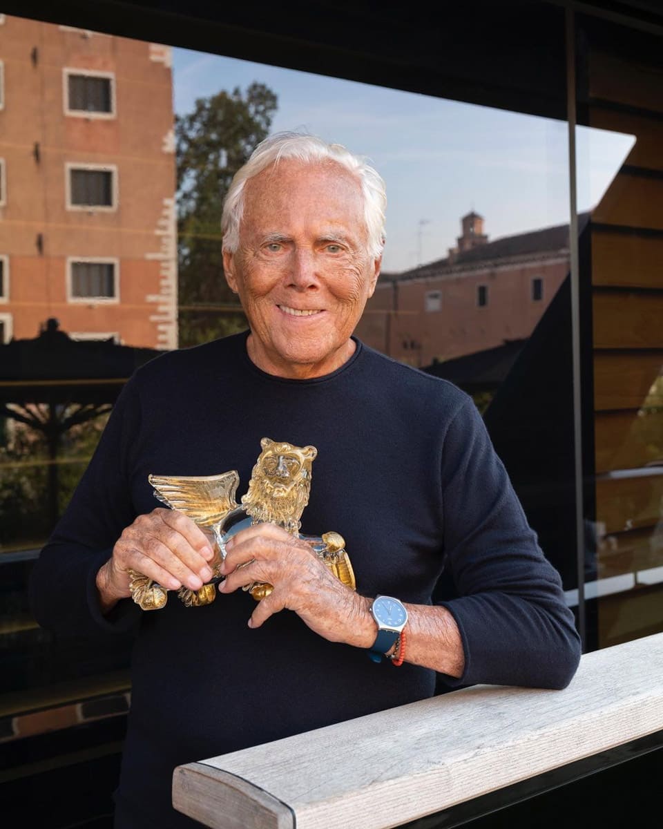 時(shí)尚大師Armani亞曼尼獲頒金獅獎(jiǎng)帶了一支簡潔俐落價(jià)格不貴的表-復(fù)刻表