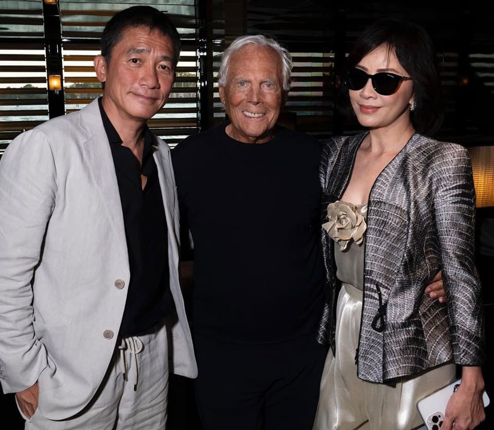 時(shí)尚大師Armani亞曼尼獲頒金獅獎(jiǎng)帶了一支簡潔俐落價(jià)格不貴的表-復(fù)刻表